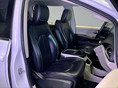 Used 2022 Chrysler Pacifica Touring-L FWD image 28
