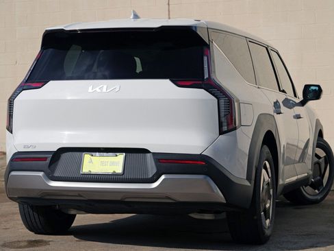 Used 2026 Kia EV9 Light RWD image 4