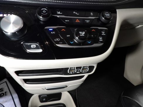 Used 2024 Chrysler Pacifica Limited FWD image 21