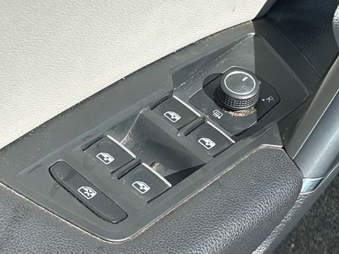 Used 2018 Volkswagen Tiguan SE w/ Panoramic Sunroof Package AWD/4WD image 29