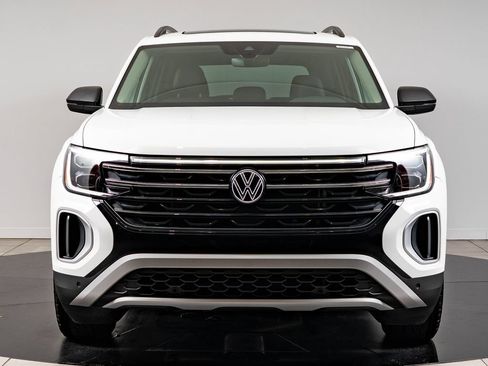 Used 2025 Volkswagen Atlas Peak Edition SE AWD/4WD image 2