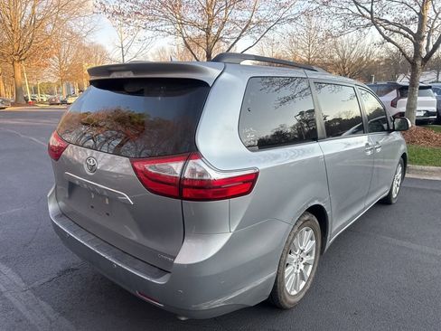Used 2017 Toyota Sienna Limited Premium image 19