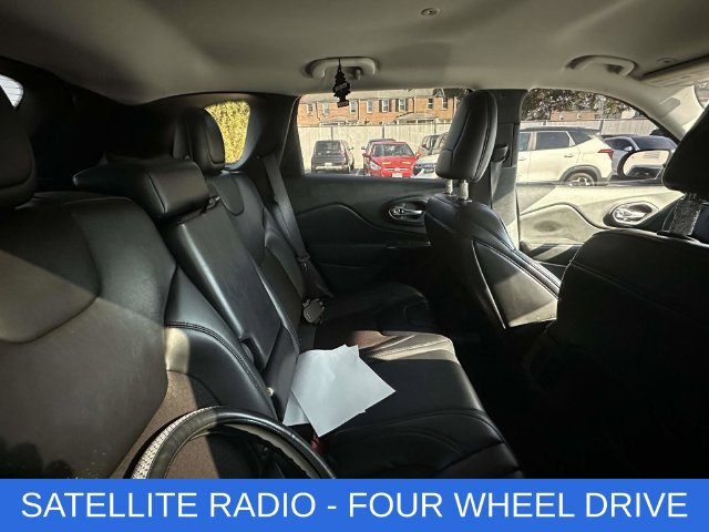 Used 2019 Jeep Cherokee Latitude Plus AWD/4WD image 3