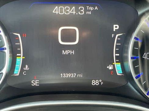 Used 2021 Chrysler Pacifica Touring-L FWD image 20