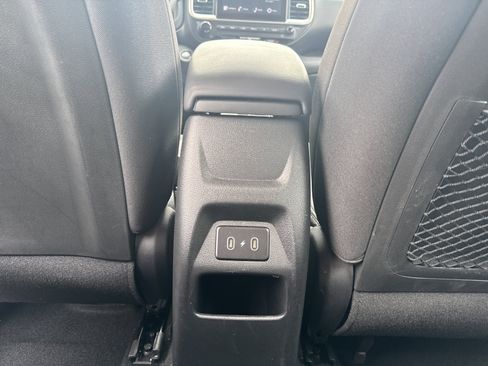 Used 2025 Hyundai Venue SEL FWD image 25
