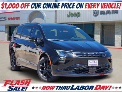New 2027 Chrysler Pacifica Limited w/ Family Tech Group