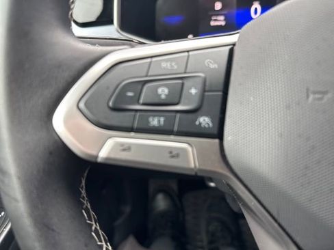 Certified 2025 Volkswagen Taos SE image 20