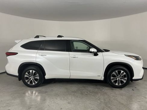 Used 2022 Toyota Highlander XLE AWD/4WD image 9