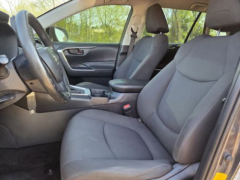 Used 2019 Toyota RAV4 LE FWD image 12