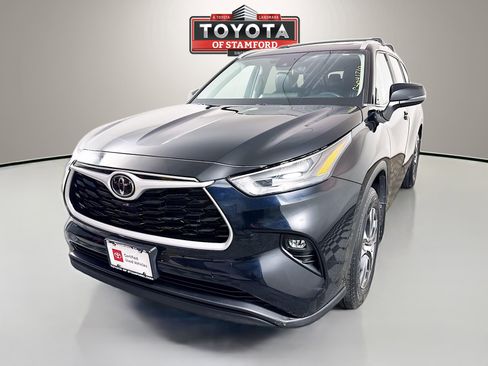 Used 2023 Toyota Highlander XLE image 3