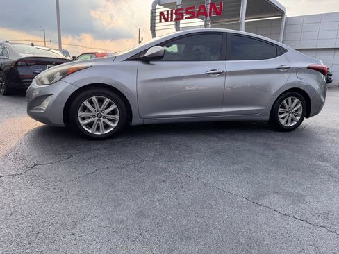 Used 2014 Hyundai Elantra SE w/ Option Group 02 FWD image 2