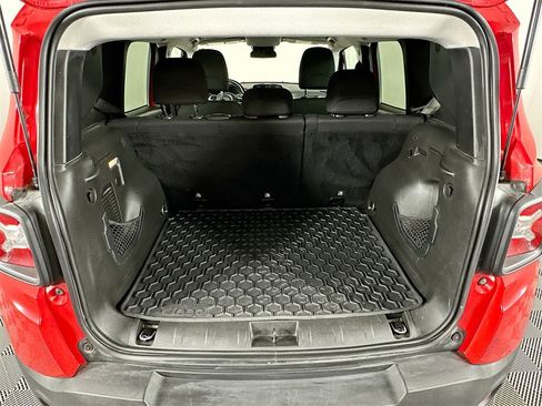 Used 2018 Jeep Renegade Latitude w/ Cold Weather Group image 24