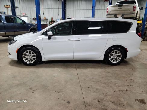 Used 2017 Chrysler Pacifica LX image 5