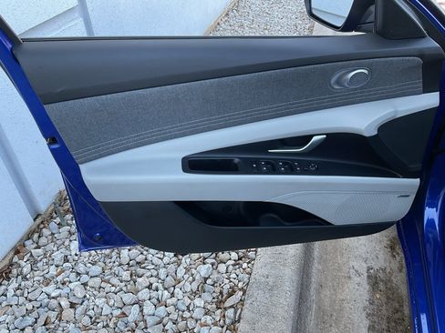 Used 2025 Hyundai Elantra Limited image 13