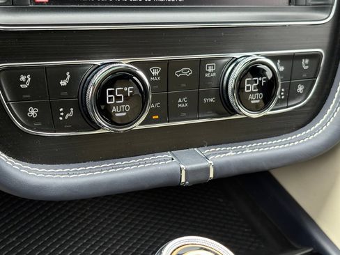 Used 2019 Bentley Bentayga AWD/4WD image 30