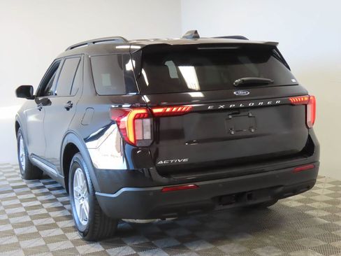 Used 2025 Ford Explorer Active RWD image 3