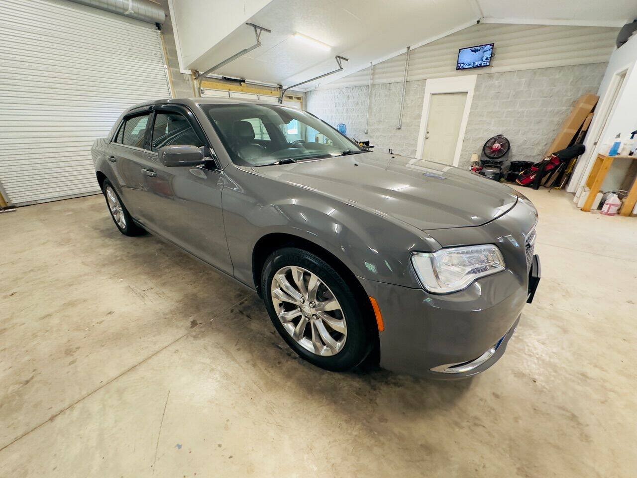 Used 2018 Chrysler 300 Touring L AWD/4WD image 8