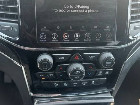 Used 2019 Jeep Grand Cherokee Limited AWD/4WD image 4