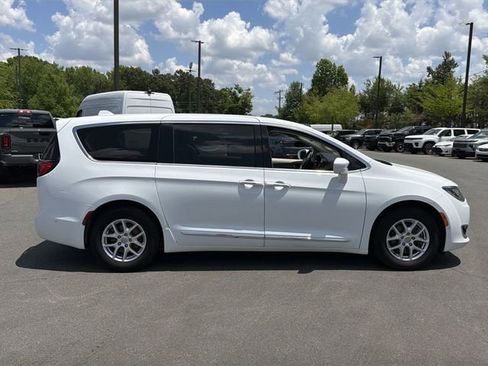 Used 2020 Chrysler Pacifica Touring w/ Advanced Safetytec Group FWD image 13