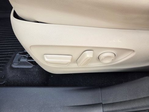 Used 2023 Toyota Highlander XLE FWD image 5