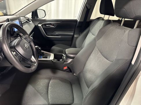 Used 2020 Toyota RAV4 XLE w/ XLE Grade Weather Package AWD/4WD image 3