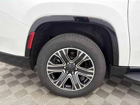 Used 2024 Jeep Wagoneer L Series II RWD image 19