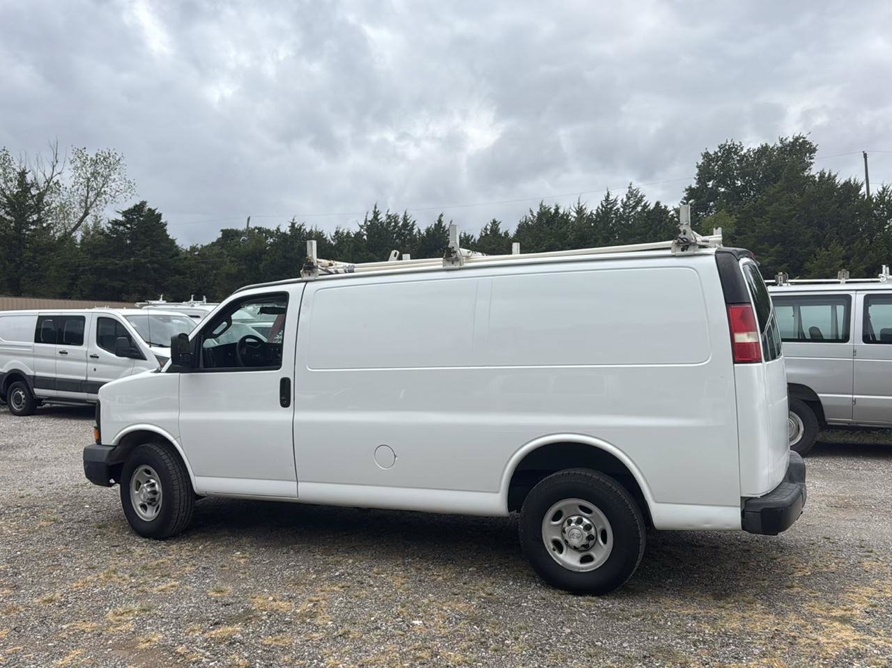 Used 2017 Chevrolet Express 2500 RWD image 10