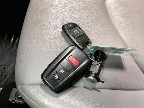 Used 2022 Toyota Highlander XLE AWD/4WD image 15