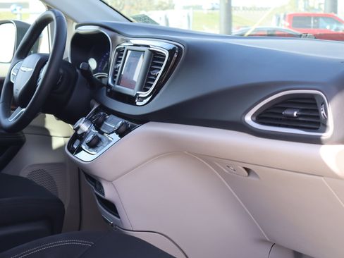 Used 2024 Chrysler Voyager LX image 39