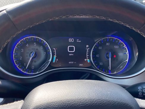 Used 2023 Chrysler Pacifica Touring-L FWD image 23