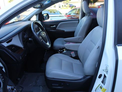 Used 2015 Toyota Sienna Limited Premium FWD image 20