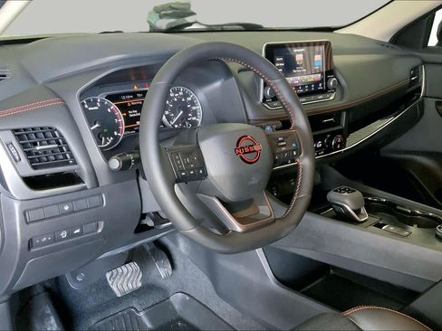 Used 2025 Nissan Rogue SV AWD/4WD image 17