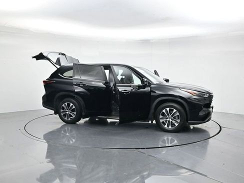 Used 2024 Toyota Highlander XLE AWD/4WD image 56