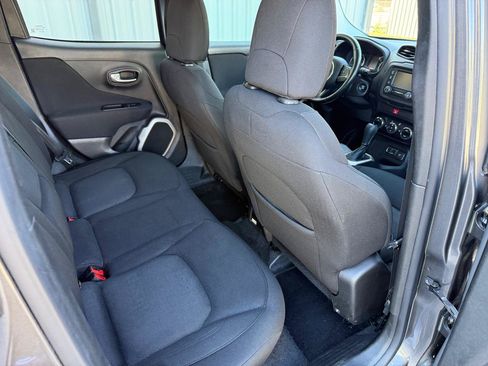 Used 2017 Jeep Renegade Latitude w/ Popular Equipment Group FWD image 24