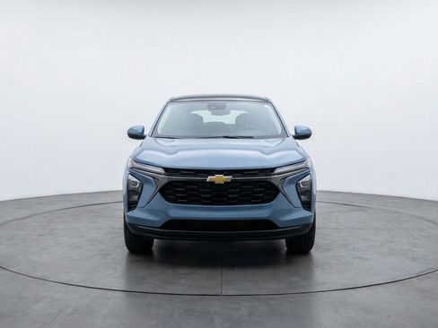 Used 2025 Chevrolet Trax LT FWD image 2