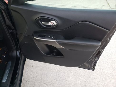 Used 2019 Jeep Cherokee Limited image 15