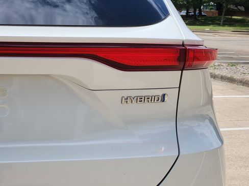 Used 2021 Toyota Venza LE AWD/4WD image 16