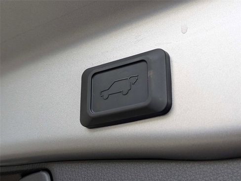 Used 2025 Toyota RAV4 XLE w/ Convenience Package image 10