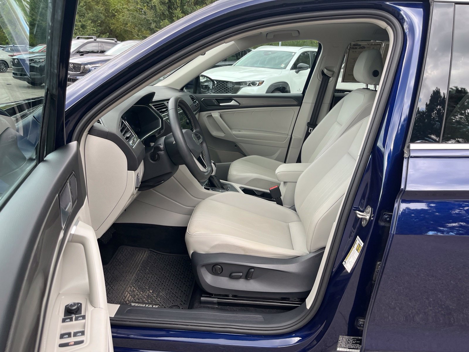 Used 2023 Volkswagen Tiguan SE FWD image 25