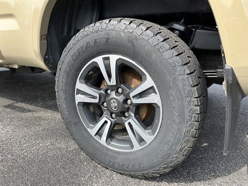 Used 2017 Toyota Tacoma TRD Sport w/ Tow Package image 11