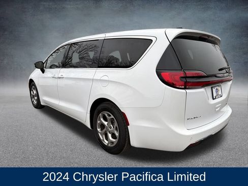 Used 2024 Chrysler Pacifica Limited image 3