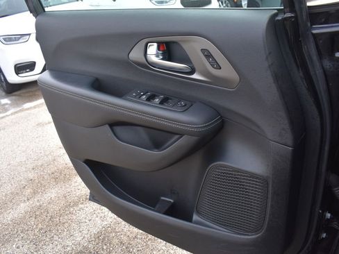 Used 2025 Chrysler Pacifica Select FWD image 36