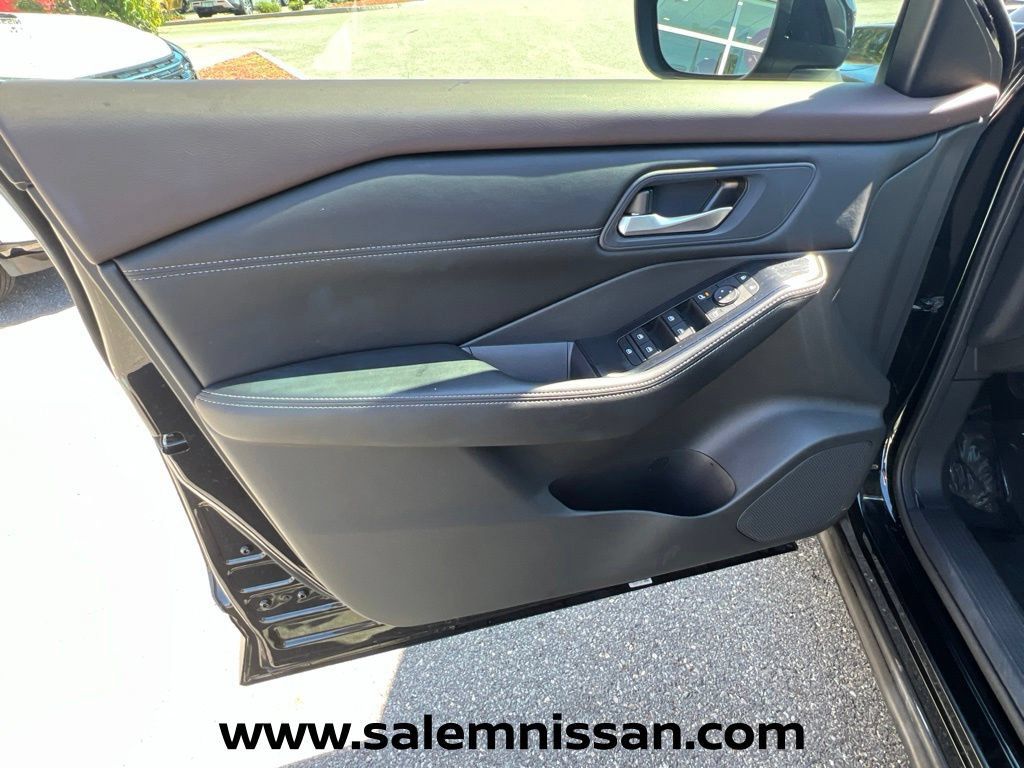 Used 2023 Nissan Rogue SV w/ SV Premium B Package FWD image 17