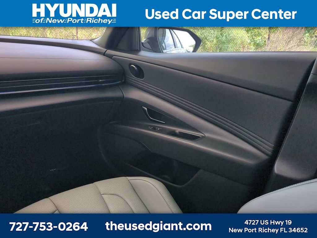 Certified 2025 Hyundai Elantra Limited FWD image 17