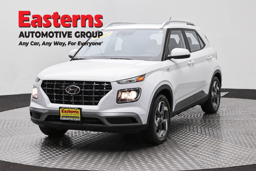 Used 2025 Hyundai Venue SEL FWD image 1