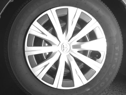 Used 2018 Toyota Camry FWD image 9