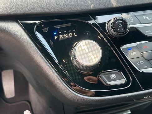 Used 2025 Chrysler Pacifica Select FWD image 17