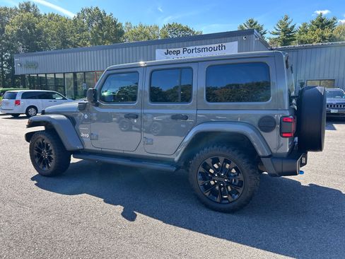 Used 2022 Jeep Wrangler Unlimited Sahara w/ Safety Group image 9