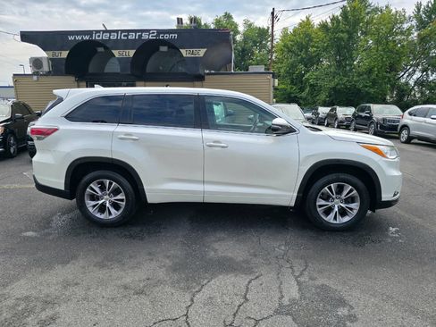 Used 2014 Toyota Highlander Plus FWD image 2