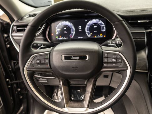 Used 2023 Jeep Grand Cherokee Limited w/ Black Appearance Package AWD/4WD image 24
